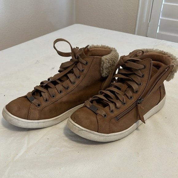 UGG OLIVE HIGH TOP SNEAKER. - Picture 6 of 13